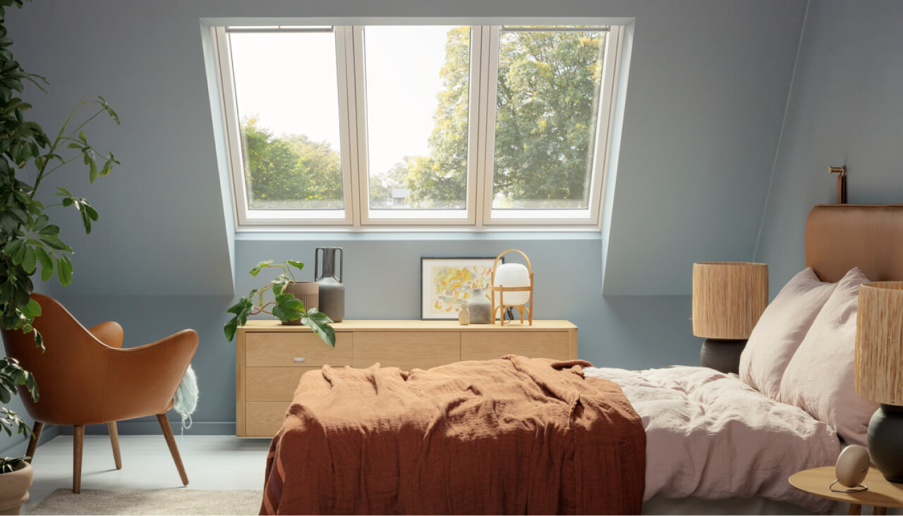 Bedroom with a 3 in 1 roof window